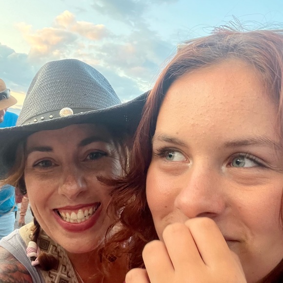 Meet your Posher, Liz - Picture 3 of 4